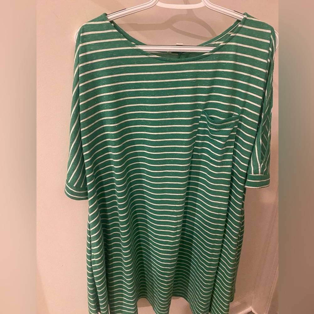 Umgee green & white shirt 2XL W/ pockets and cold shoulder sleeve, fun casual.